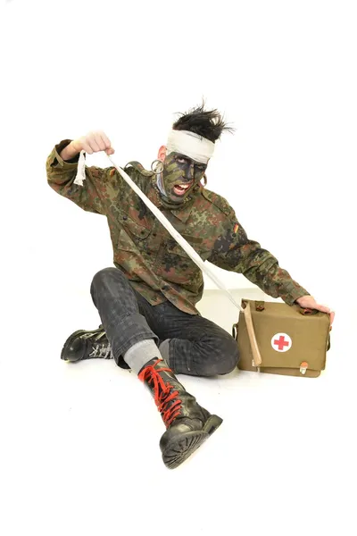 Soldato con kit di pronto soccorso — Foto Stock