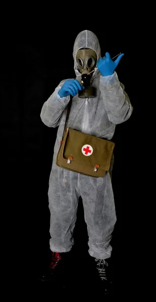 Survivor in gas mask — Stock Photo, Image