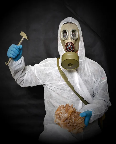 Survivor in gas mask — Stock Photo, Image