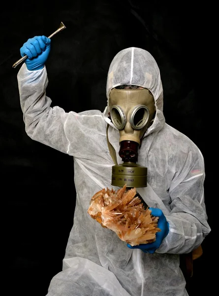 Survivor in gas mask — Stock Photo, Image