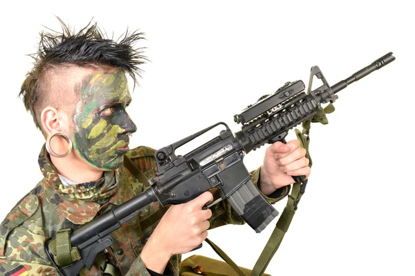 Soldier man and machine gun — Stock Photo, Image