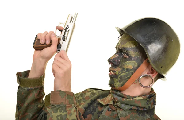 Voják muž drží zbraň — Stock fotografie