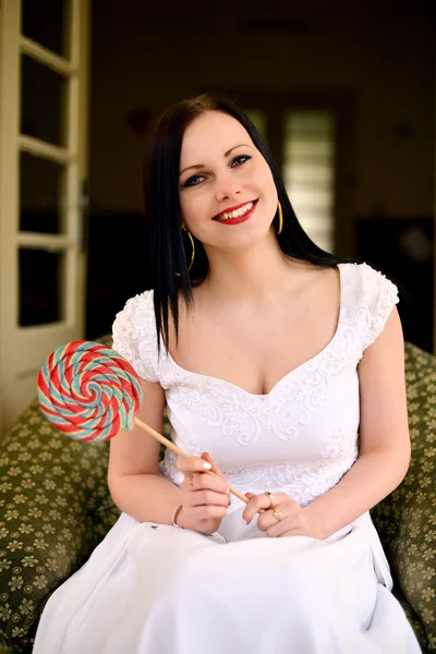 Молода жінка з цукерками — стокове фото
