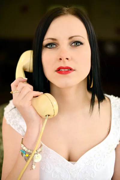 Mooie vrouw met een telefoon. — Stockfoto