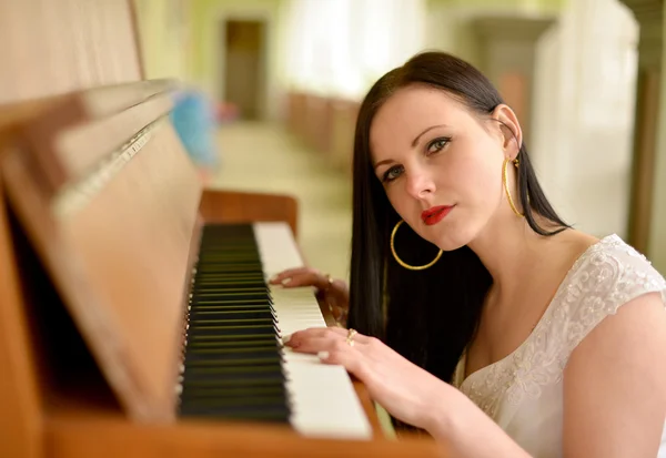 Mulher beleza no piano — Fotografia de Stock