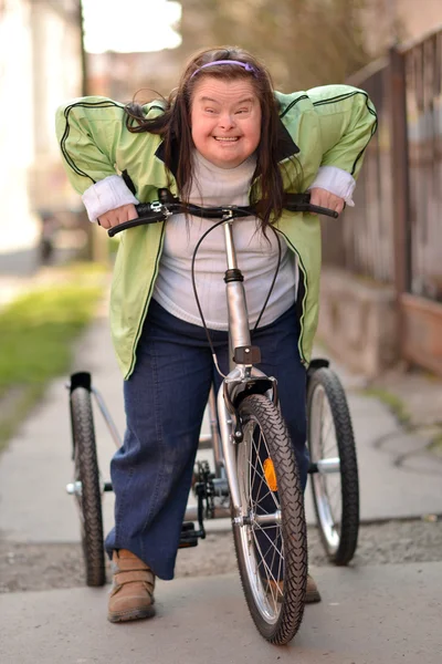 Vrouw rijden trike — Stockfoto