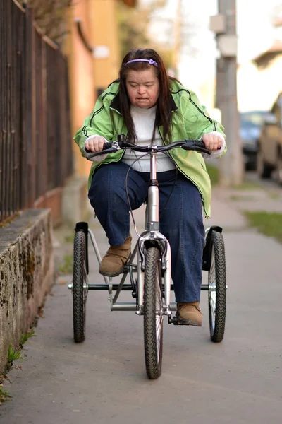 Frau fährt Trike — Stockfoto