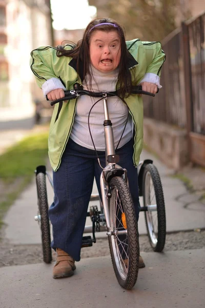 Frau fährt Trike — Stockfoto