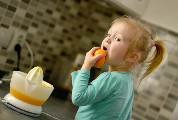 Kind maken van verse jus d'orange — Stockfoto