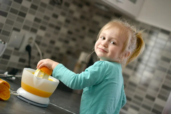 Дитина робить свіжий апельсиновий сік — стокове фото