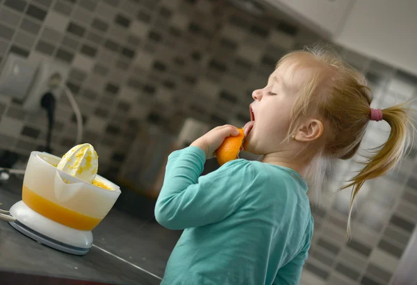 Ребенок делает свежий апельсиновый сок — стоковое фото