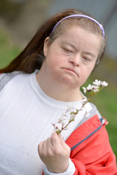 Femme avec fleur — Photo