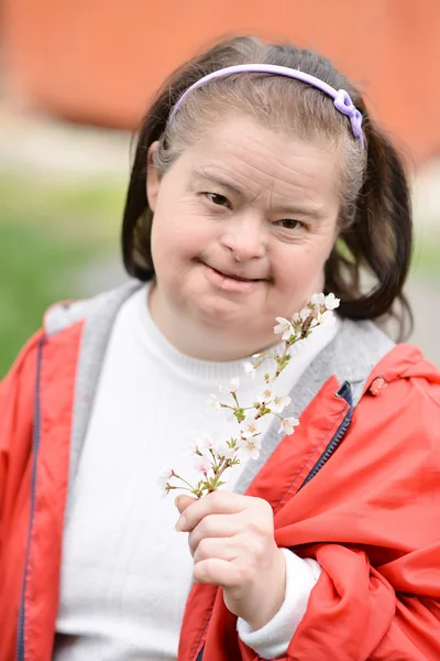 Vrouw met bloem — Stockfoto