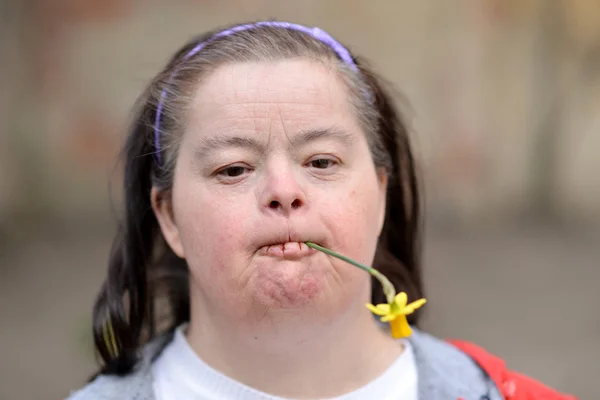 Mujer con flor — Foto de Stock