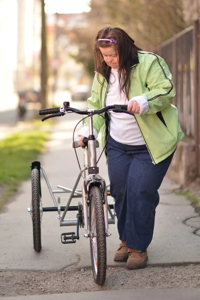 Frau fährt Trike — Stockfoto