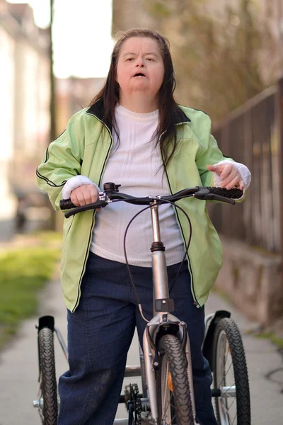 Mujer cabalgando triciclo — Foto de Stock