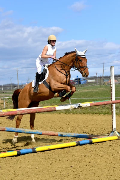 Femme au spectacle de saut d'obstacles — Photo