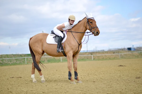 Mujer jinete en el espectáculo de caballos — Foto de Stock