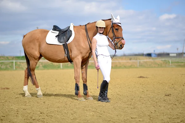 女性ライダーの馬ショーで — ストック写真