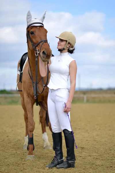 Mujer jinete en el espectáculo de caballos — Foto de Stock