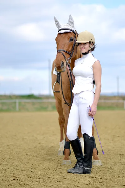 Женщина-всадница на выставке лошадей — стоковое фото