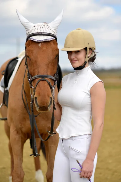 Mujer jinete en el espectáculo de caballos — Foto de Stock