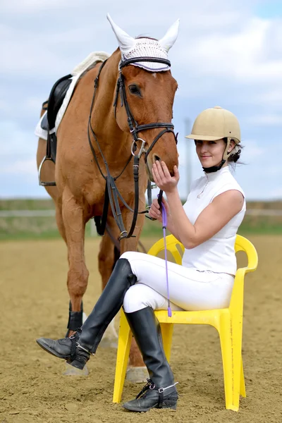 Mujer jinete en el espectáculo de caballos — Foto de Stock