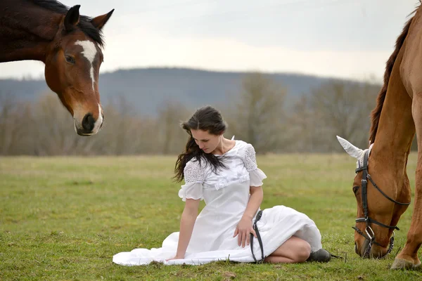 Bruden och hästar — Stockfoto