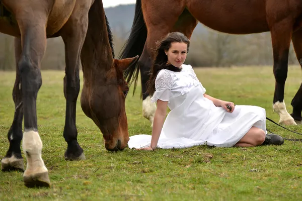 Novia y caballos — Foto de Stock
