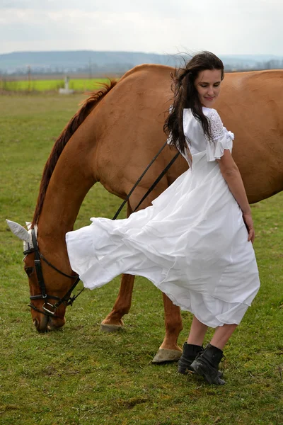 Невеста и лошадь — стоковое фото