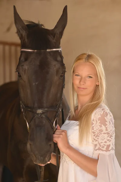 Czarnym koniem i kobieta — Zdjęcie stockowe