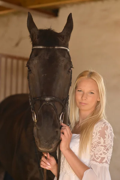 Cavallo e donna scuri — Foto Stock