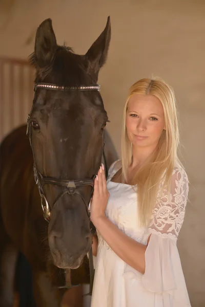 Czarnym koniem i kobieta — Zdjęcie stockowe