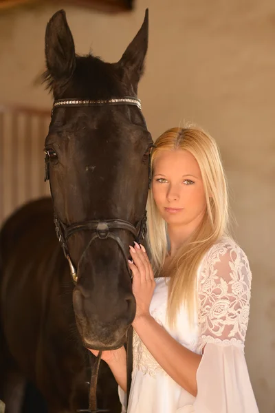 Cavallo e donna scuri — Foto Stock