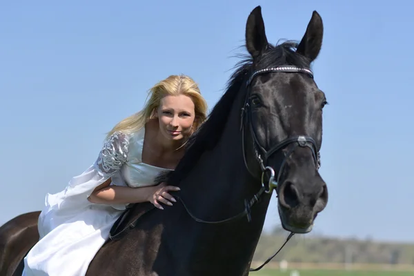 Noiva livrando um cavalo . — Fotografia de Stock