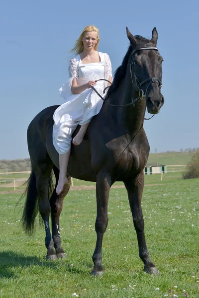 Mariée chevauchant un cheval . — Photo