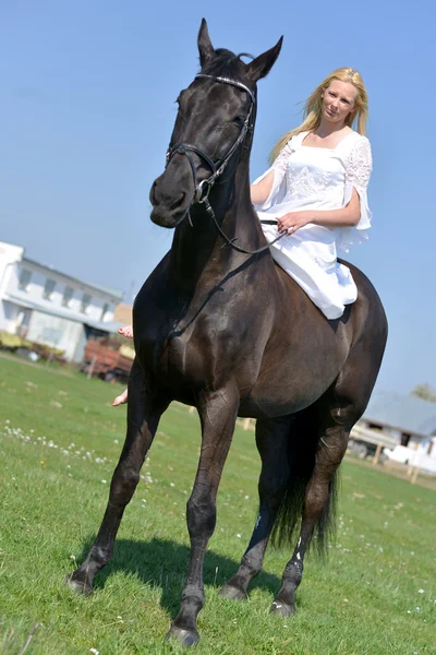 Bride ridding a horse. — Stock Photo, Image