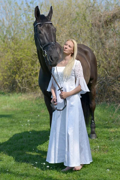 Novia y un caballo . — Foto de Stock