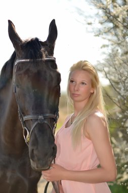 karanlık at ve kadın