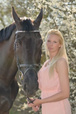 karanlık at ve kadın