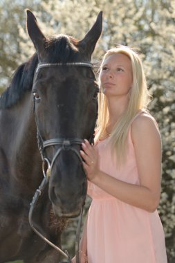 karanlık at ve kadın