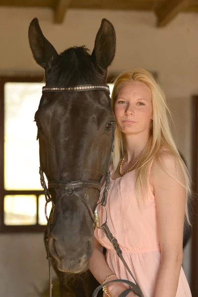 Caballo oscuro y mujer — Foto de Stock