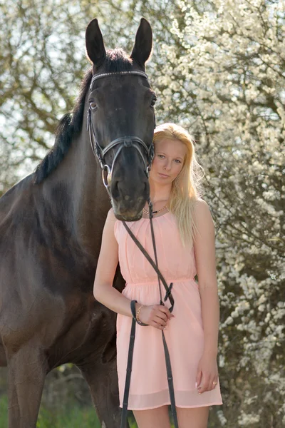 Czarnym koniem i kobieta — Zdjęcie stockowe