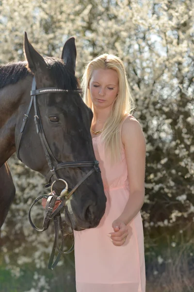 Caballo oscuro y mujer — Foto de Stock