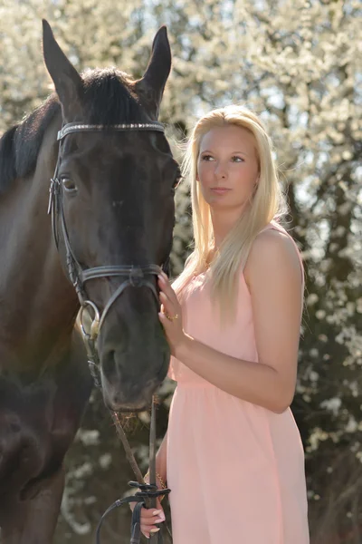 Cheval foncé et femme — Photo