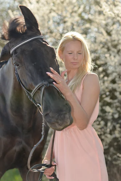 Cavalo escuro e mulher — Fotografia de Stock