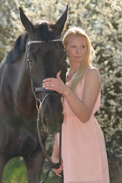 Caballo oscuro y mujer — Foto de Stock