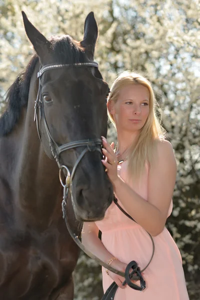 Caballo oscuro y mujer — Foto de Stock