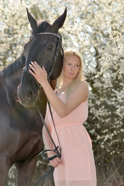 Caballo oscuro y mujer — Foto de Stock