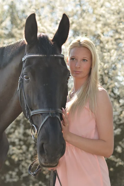 Cheval foncé et femme — Photo